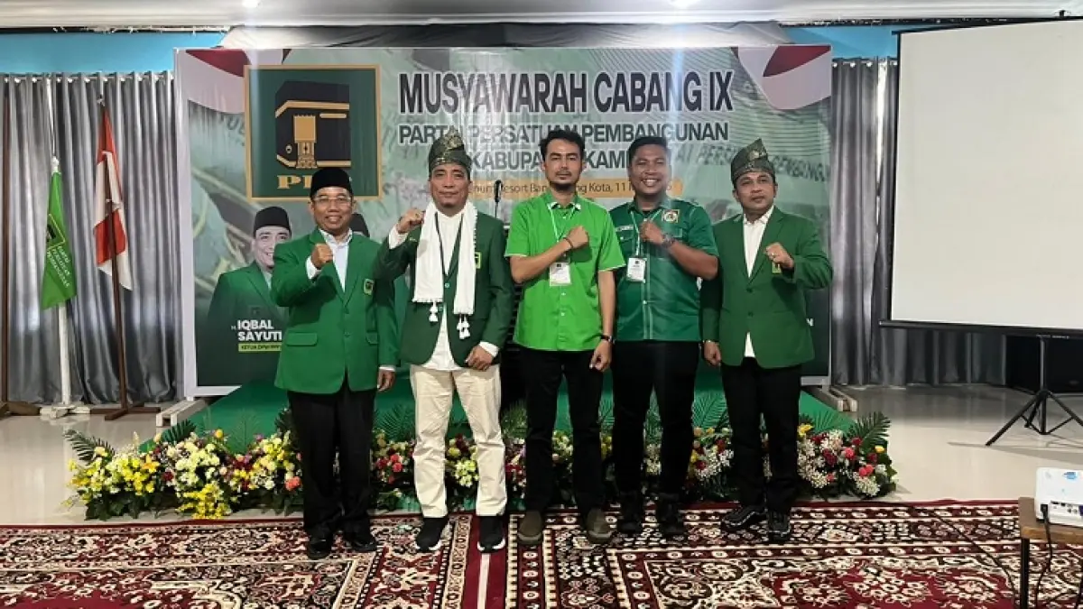 Ketua DPW PPP Riau Iqbal Sayuti (dua kiri) bersama Plt Sekretaris DPC PPP Kabupaten Kampar H Habiburrahman (kiri) saat pembukaan Musyawarah Cabang (Muscab) IX PPP Kabupaten Kampar di Stanum Resort Bangkinang, Senin (11/5/2026). (PPP Untuk Riaupos.co)
