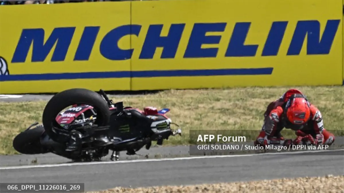  Pembalap Tim Ducati Marc Marquez mengalami kecelakaan di Sirkuit Bugatti di Le Mans, Prancis, Sabtu (9/5/2026). (AFP)
