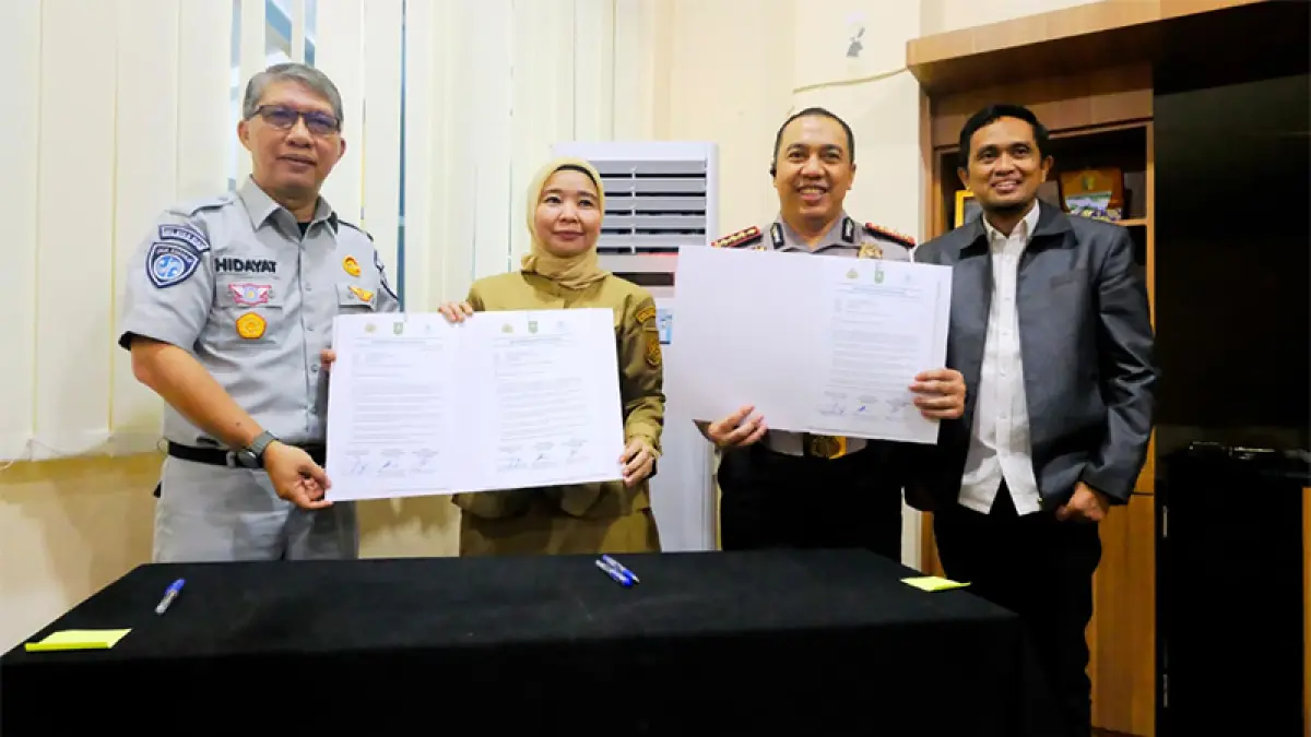 Penandatanganan kesepakatan tim pembina Samsat Riau terkait pembayaran pajak kendaraan tanpa menggunakan KTP pemilik sebelumnya, Senin (11/5/2026). Ft Humas Bapenda Riau