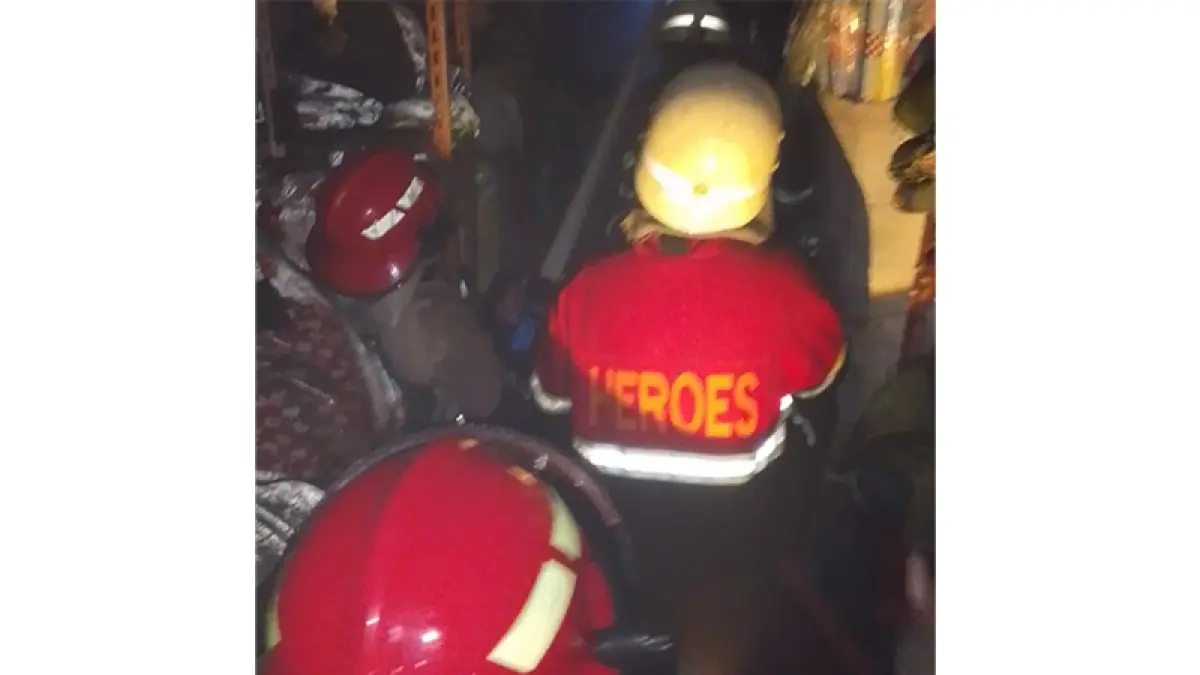 Petugas tengah melakukan upaya pemadaman api yang membakar ruko tiga lantai di Jalan Riau, Ahad (10/5/2026) malam. (Damkar kota Pekanbaru)
