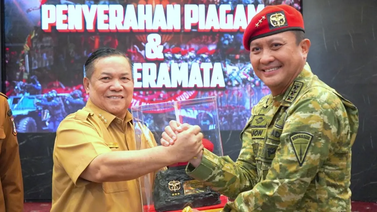 Plt Gubri SF Hariyanto menerima cendera mata saat berkunjung ke Markas Kopassus di Jakarta, Senin (11/5/2026). (Diskominfo Riau)