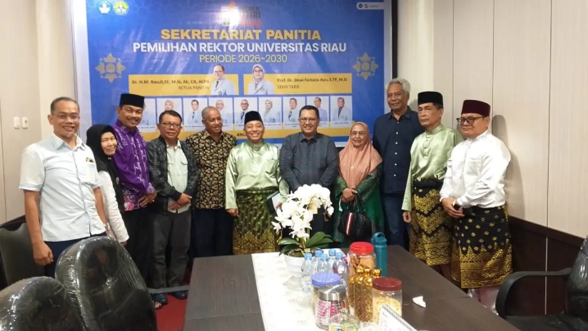 Prof Dr H Firdaus SH MH (tengah) foto bersama usai usai menyerahkan berkas bakal calon Rektor Unri 2026-2030. (Herianto Baserah/Riau Pos)