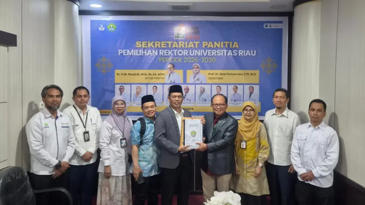 Prof Dr Iwantono (kiri) saat mendaftarkan diri sebagai bakal calon Rektor Unri dan diterima langsung oleh Ketua Panitia Pemilihan Rektor Dr HM Rasuli di Gedung Rektorat Unri lantai 2, Senin (11/5/2026). (Unri untuk Riaupos.co)