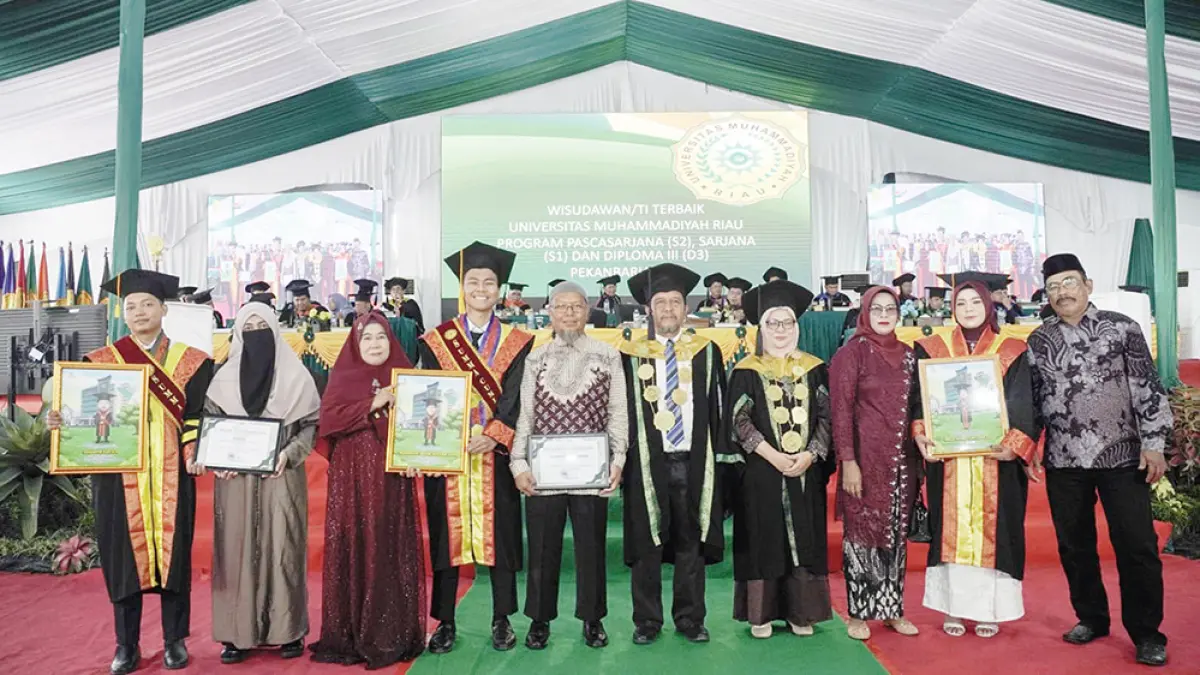  Rektor Umri  Dr H Saidul Amin MA foto bersama dengan wisudawan pemuncak dan orang tua, Sabtu (9/5/2026). (Humas Umri)