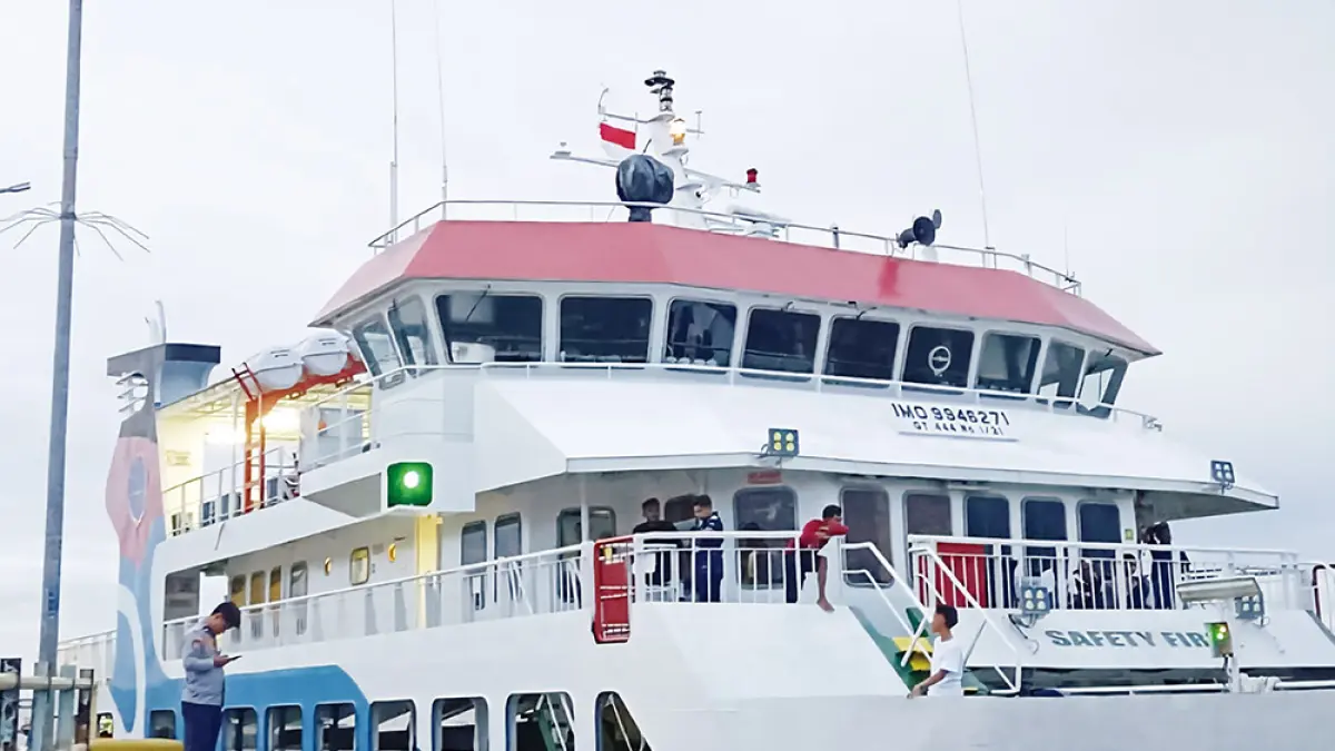 Ro-Ro KMP Tirus ketika bersandar di Pelabuhan Insit Kepulauan Meranti, belum lama ini. Dijadwalkan KMP Tirus kembali melayani penumpang hari ini, Senin (11/5/2026). (WIRA SAPUTRA)