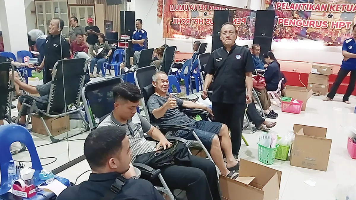 Sejumlah pendonor tampak antusias mengikuti kegiatan donor darah di Sekretariat Himpunan Persaudaraan Tionghoa (HPT) Rohil, Ahad (10/5/2026). (hpt rohil)
