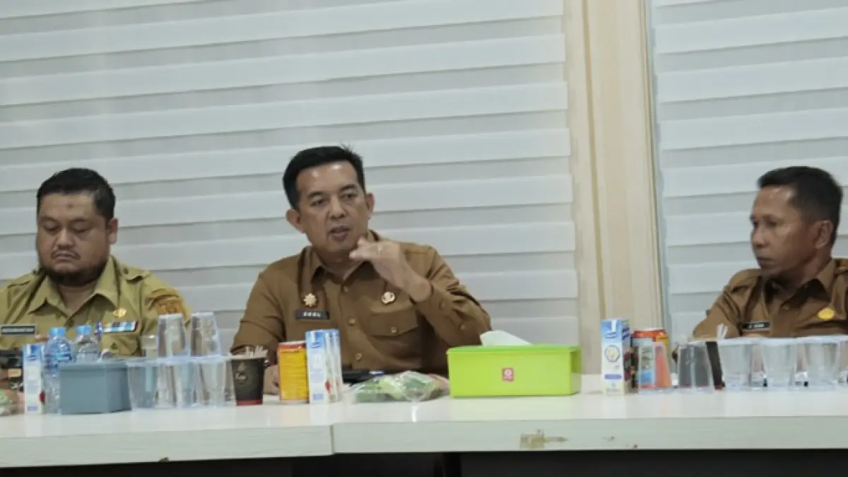 Sekdakab Inhu, Zulfahmi Adrian AP MSI saat memimpin ekspos pemasangan sampah, Senin (11/5/2026). (Diskominfotik Inhu)