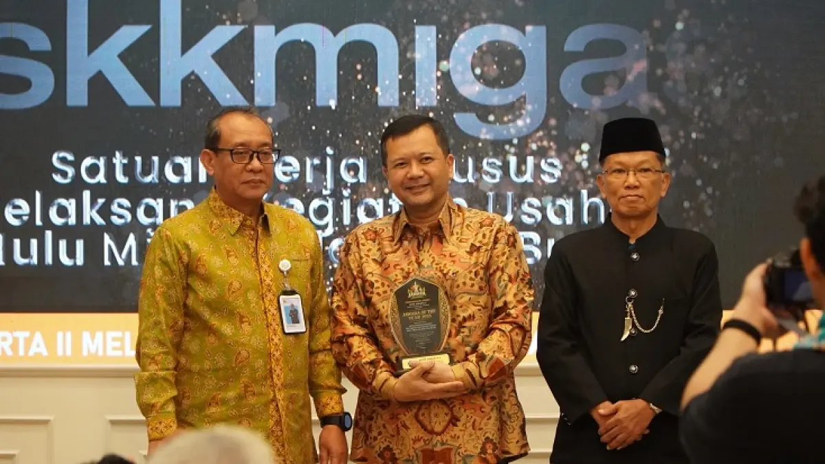 Sekretaris SKK Migas Luky A Yusgiantoro (tengah) foto bersama usai menerima penghargaan juara umum dari KPPN Jakarta II, baru-baru ini. (SKK Migas untuk Riaupos.co)