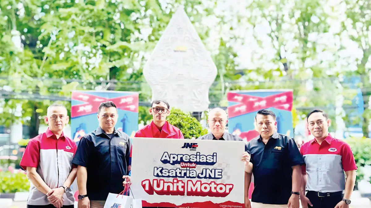 SEPEDA MOTOR: Manajemen JNE menyerahkan satu unit sepeda motor kepada kurir JNE yang menjadi korban begal di Bandung, belum lama ini. (JNE)
