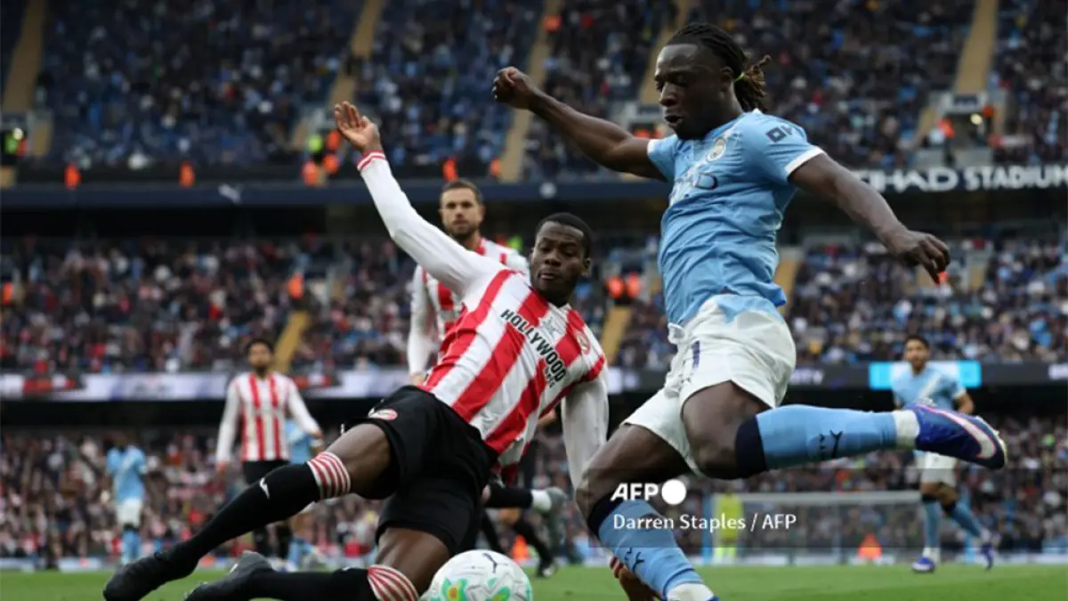 Striker Brentford  Dango Ouattara (kiri) berduel dengan gelandang Manchester City  Jeremy Doku (kanan) dalam  Premier League Inggris di Stadion Etihad Manchester, Sabtu (9/5/2026).  (DAREN STAPLES/AFC)