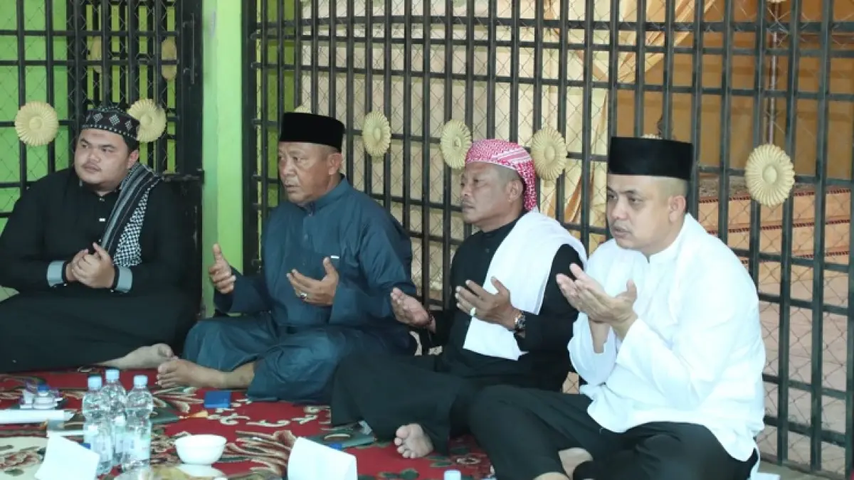 Tokoh ulam dan masyarakat memanjatkan doa dalam haul Tuan Syekh H Imam Sabar Al Kholidi Naqsyabandi di kompleks Pemakaman  Desa Balai Pungut, Kecamatan Pinggir, Senin (11/5/2026). (Istimewa)