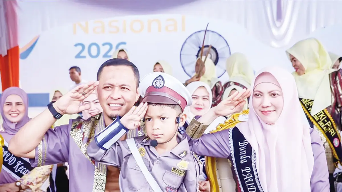 Wako Pekanbaru Agung Nugroho didampingi Ketua TP PKK Pekanbaru Sulastri Agung berfoto bersama seorang anak TK saat Gebyar TK se-Kota Pekanbaru, Sabtu (9/5/2026). (Pemko pekanbaru)