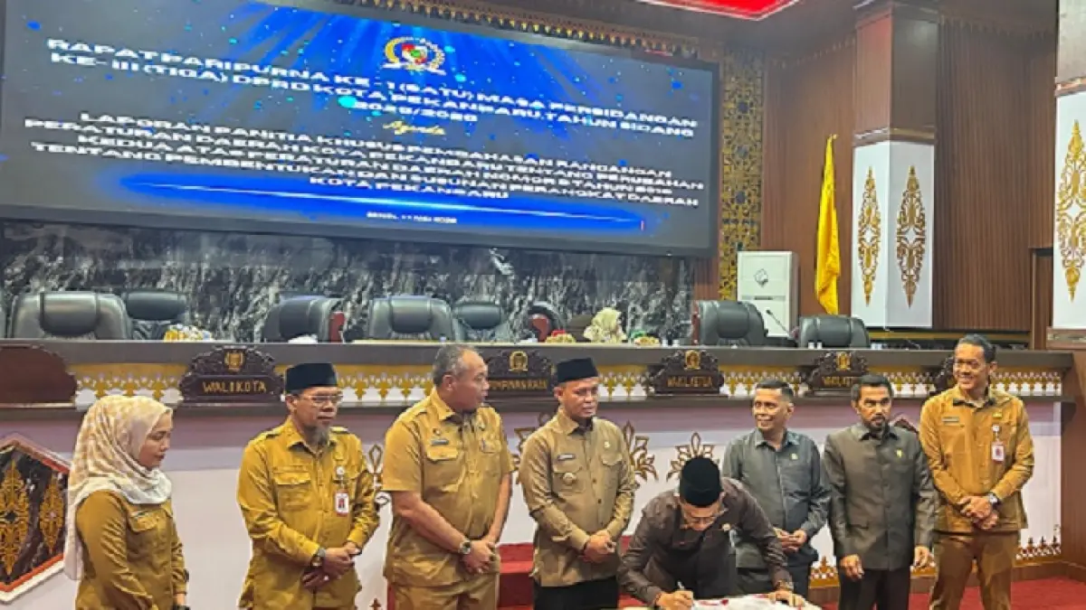 Wali Kota Pekanbaru Agung Nugroho (empat dari kiri) menyaksikan Ketua DPRD Kota Pekanbaru Muhammad Isa Lahamid menandatangani berita acara usai sidang paripurna, Senin (11/5/2026). (Hendrawan Kariman/Riaupos.co)