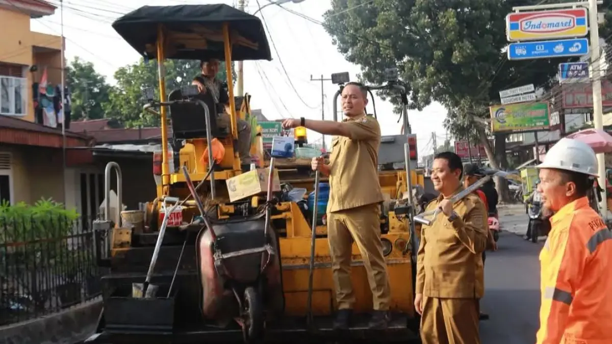Walikota Pekanbaru Agung Nugroho didampingi wakil Wali Kota Pekanbaru Markarius Anwar turun langsung melakukan pengecekan pengerjaan perbaikan jalan di Pekanbaru.