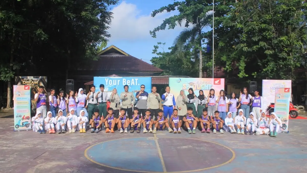 Safety Riding InstructorPT Capella Dinamik Nusantara, Abrar Yusra, Promotion Section Head PT Capella Dinamik Nusantara Haryanto Budiman, Kepala SMAN 1 Telukkuantan Rohandi SPd MM bersama tim basket putra dan putri serta tim Riau Pos HSBL saat Roadshow kompetisi Riau Pos HSBL 2026 di SMAN 1 Telukkuantan, Selasa (12/5/2026). (Desriandi Candra/Riaupos.co)

&nbsp;