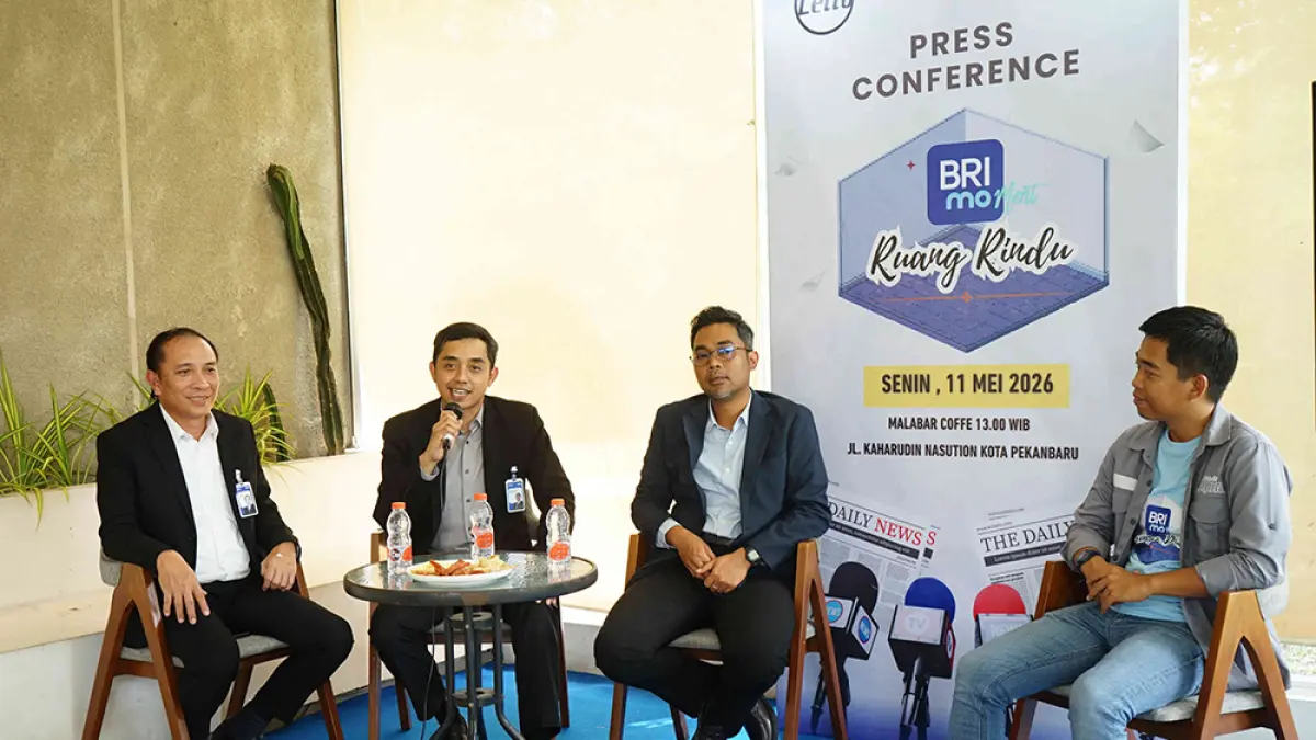  RCEO Region 2 Pekanbaru Dian Kesuma Wardhana (dua kiri), Regional Funding Transaction Head Region 2 Pekanbaru Tommy Salasah (kiri), Branch Office Head Pekanbaru Tuanku Tambusai Quariza Akhirul Amru Ryad (dua kanan), serta Project Director Nakula Event Promosindo Juni Riansyah (kanan) memberi penjelasan saat konferensi pers BRIMOment Ruang Rindu di Malabar Coffee, Senin (11/5/2026). (EVAN GUNANZAR)