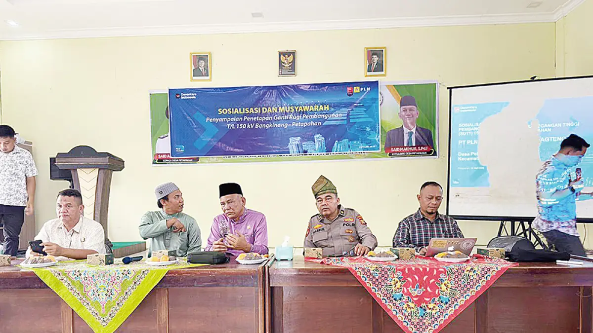 Camat Tapung Alkausar dan Kepala Desa Petapahan Said Aidil Usman mengikuti sosialisasi dengan Tim PT PLN (Persero) UPP Sumbagteng 2 di aula Kantor Desa Petapahan, Jumat (8/5/2026). (PT PLN)
