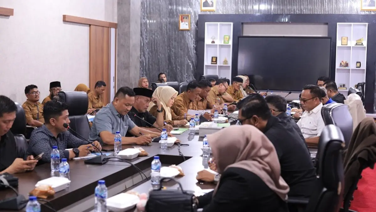 DPRD Kepulauan Meranti menggelar hearing bersama OPD dan pihak koperasi terkait penertiban aktivitas panglong arang di Sekretariat DPRD Kepulauan Meranti, Selasa (12/5/2026). (Wira Saputra/Riaupos.co)