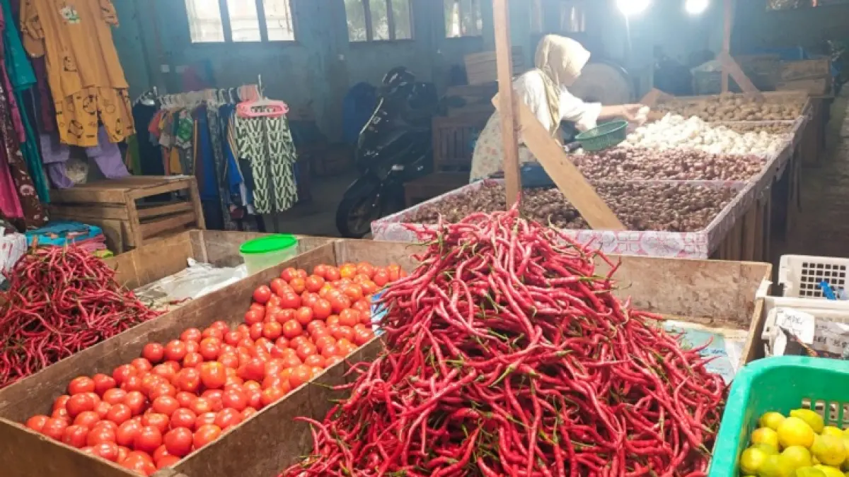 Harga sejumlah bahan pokok khususnya jenis cabai dan sayuran merangkak naik menjelang hari raya Iduladha, Selasa (12/5/2026). (Abu Kasim/Riaupos.co)