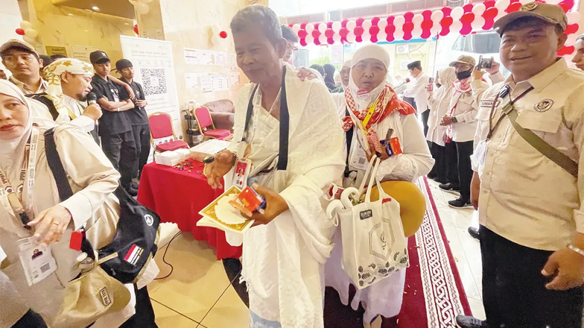 Jemaah calon haji Indonesia masuk ke penginapan saat tiba di Makkah, Senin (11/5/2026). Kementerian Haji dan Umrah mengimbau seluruh jemaah untuk mulai menghemat tenaga dan fokus mempersiapkan diri menuju fase puncak ibadah haji 1447 H/2026 M. (KEMENHAJ RI)