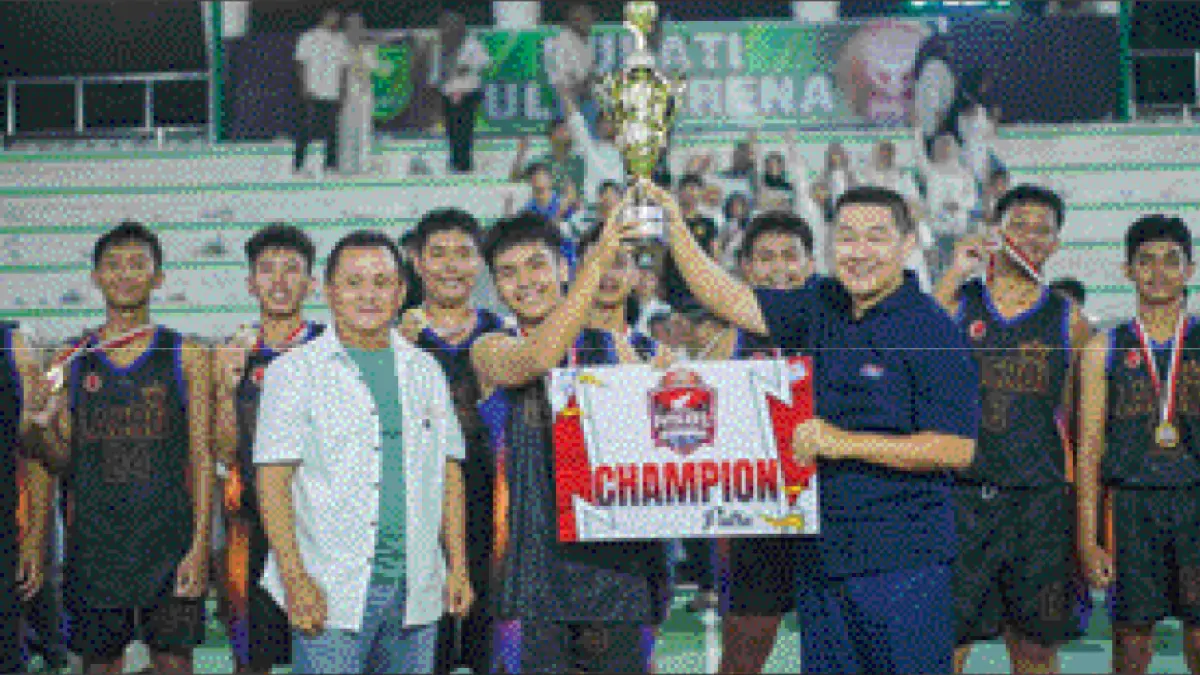 Champion Putra Riau Pos-Honda Student Basketball League 2026 Rengat Series SMA Negeri 1 Rengat diserahkan  Promotion Section Head PT Capella Dinamik Nusantara Haryanto Budhiman  (kanan) didampingi Owner CV Herry Motorindo Mandiri Rengat Herry Efendi Pranata (kiri). (EO RIAU POS)