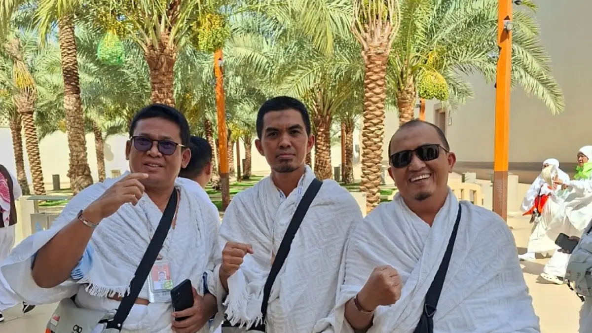 Kaban BPKAD Kuansing (kiri) Jafrinaldi AP MIP bersama dua JCH Kuansing lainnya di Bir Ali, usai melaksanakan Umrah Wajib di Makkah, Senin (11/5/2026). (Istimewa)