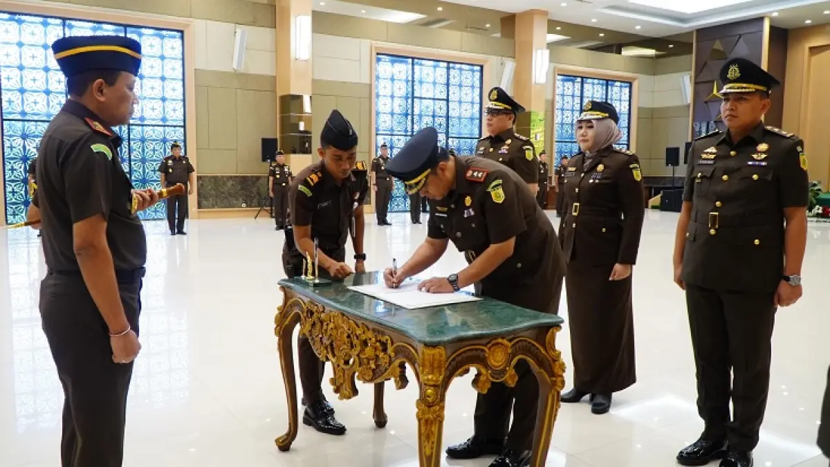 Kajati Riau I Dewa Gede Wirajana (kiri) menyaksikan penandatangan berita acara pelantikan sejumlah pejabat di Kejati Riau pada Selasa (12/5/2026). (Humas Kejati Riau)
