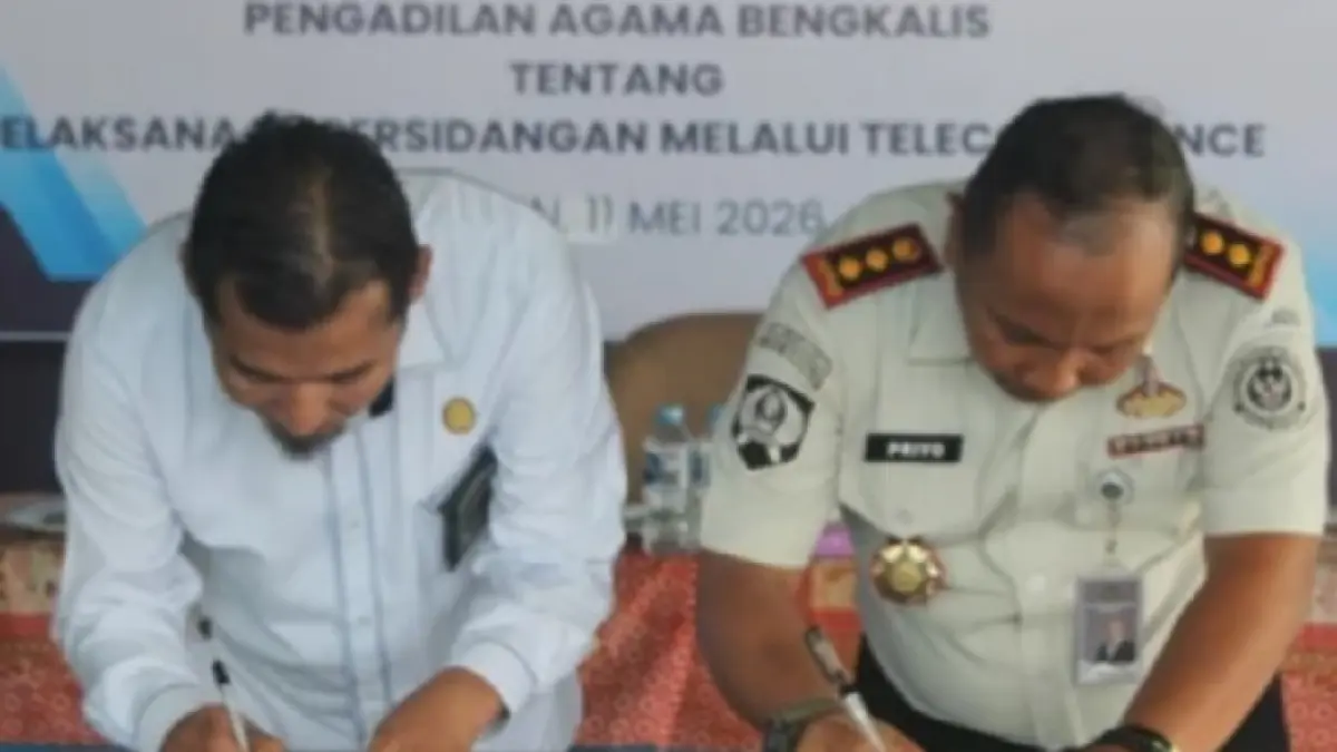 Kalapas Bengkalis Priyo Tri Laksono menandatangani kerja sama strategis dengan Ketua Pengadilan Agama Rahmatullah Ramadan di Masjid Al-Ihsan Lapas Bengkalis, Selasa (12/5/2026). (Lapas Bengkalis)