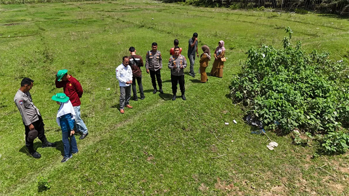 Kapolsek Cerenti Iptu Peri Padli, bersama Balai Penyuluh Pertanian Cerenti meninjau persiapan lahan penanaman jagung pipil program ketahanan pangan, Selasa(12/5/2026). Foto Polsek Cerenti