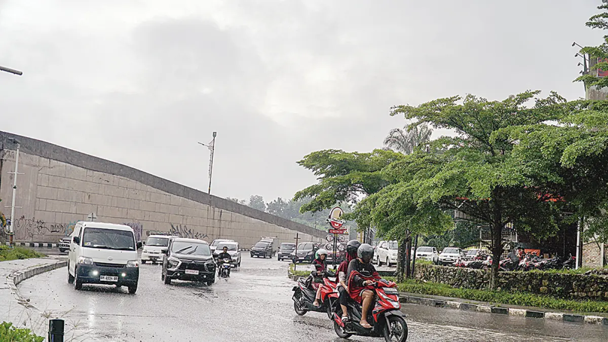 Kendaraan melintas di kawasan persimpangan empat flyover Pasar Pagi Arengka ketika hujan mengguyur Kota Pekanbaru pada Senin (11/5/2026) pagi. Lokasi ini menjadi salah satu titik rawan banjir saat hujan deras turun. (MHD AKHWAN)