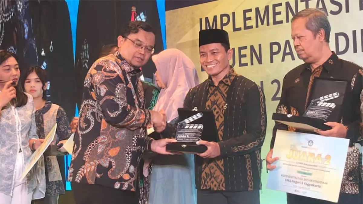 Kepala SMAN2 Tembilahan, Syaiful Anwar menerima penghargaan dari Kementerian Pendidikan, Selasa (12/6/2026)(Istimewa)