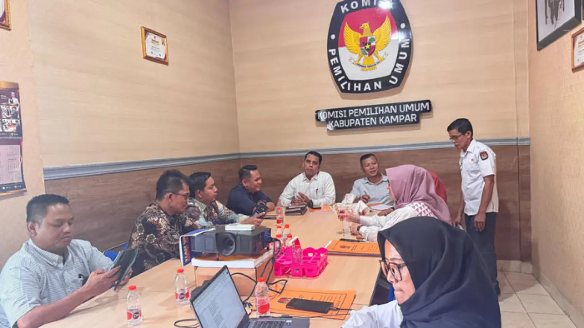 Ketua Bawaslu Kampar Syawir Abdullah saat koordinasi dengan Ketua KPU Kampar Andi Putra terkait PAW anggota DPRD Kampar dari Fraksi PAN di Kantor KPU Kampar, Senin (11/5/2026). (Bawaslu Kampar untuk Riaupos.co)