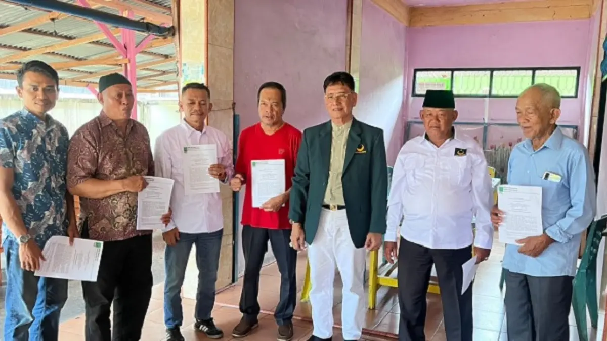 Ketua DPC Partai Bulan Bintang Kabupaten Kampar periode 2025–2030 Nasrul Zein (dua kanan) foto bersama pengurus PBB Kampar usai menyerahkan SK di Jalan Ali Rasyid Kota Bangkinang, Selasa (12/5/2026). (PBB Untuk Riaupos.co)
