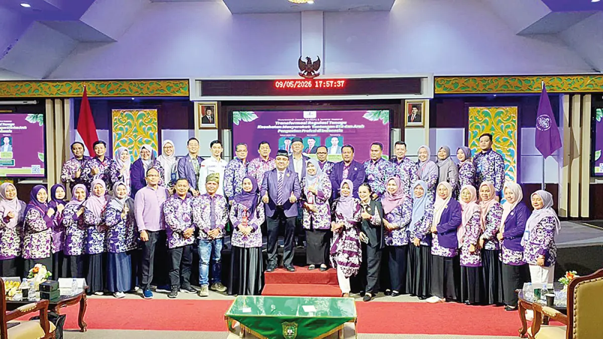 Ketua IAKMI Provinsi Riau periode 2026–2030 Dr Jasrida Yunita SKM MKes dan  Ketua IAKMI Provinsi Riau Dr Nopriadi SKM MKes periode 2021-2025 foto bersama dengan para peserta usai acara, Sabtu (9/5/2026). (IAKMI Provinsi Riau untuk Riau Pos)
