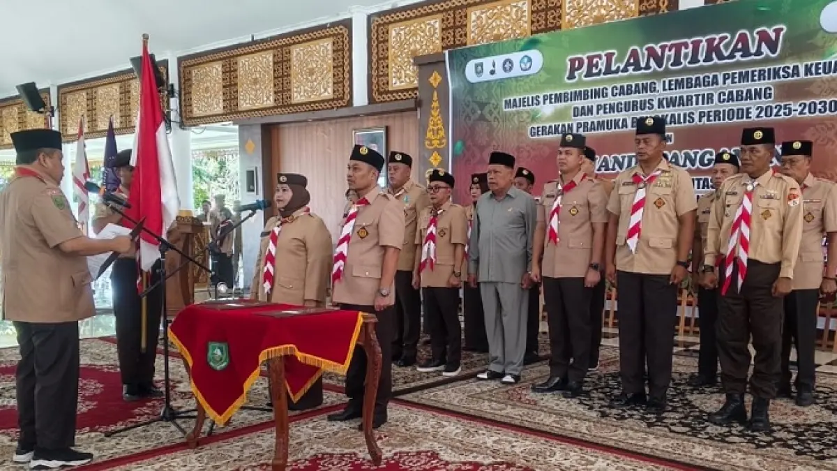 Ketua Kwartir Daerah 04 Gerakan Pramuka Riau Irwan Nasir mengukuhkan Kasmarni sebagai Ketua Majelis Pembimbing Cabang (Kamabicab) Gerakan Pramuka Bengkalis di Aula Wisama Daerah Bengkalis, Selasa (12/5/2026). (Istimewa)