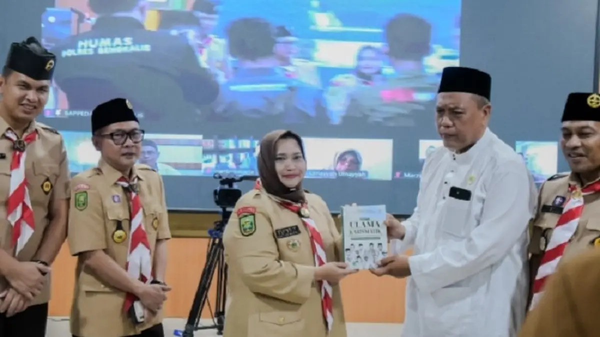 Ketua MUI Bengkalis Buya Amrizal menyerahkan buku Profil Ulama Kharismatik Jilid II kepada Bupati Bengkalis Kasmarni di Aula Kantor Bappeda, Selasa (12/6/2026). (Istimewa)