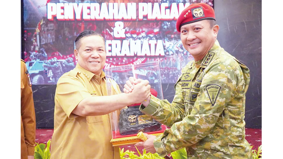 Pelaksana Tugas Gubernur Riau SF Hariyanto dan Panglima Komando Pasukan Khusus Letjen TNI Djon Afriandi salam komando usai penyerahan cendera mata di Markas Kopassus Jakarta, Senin (11/5/2026). (DISKOMINFOTIK RIAU UNTUK RIAU POS)