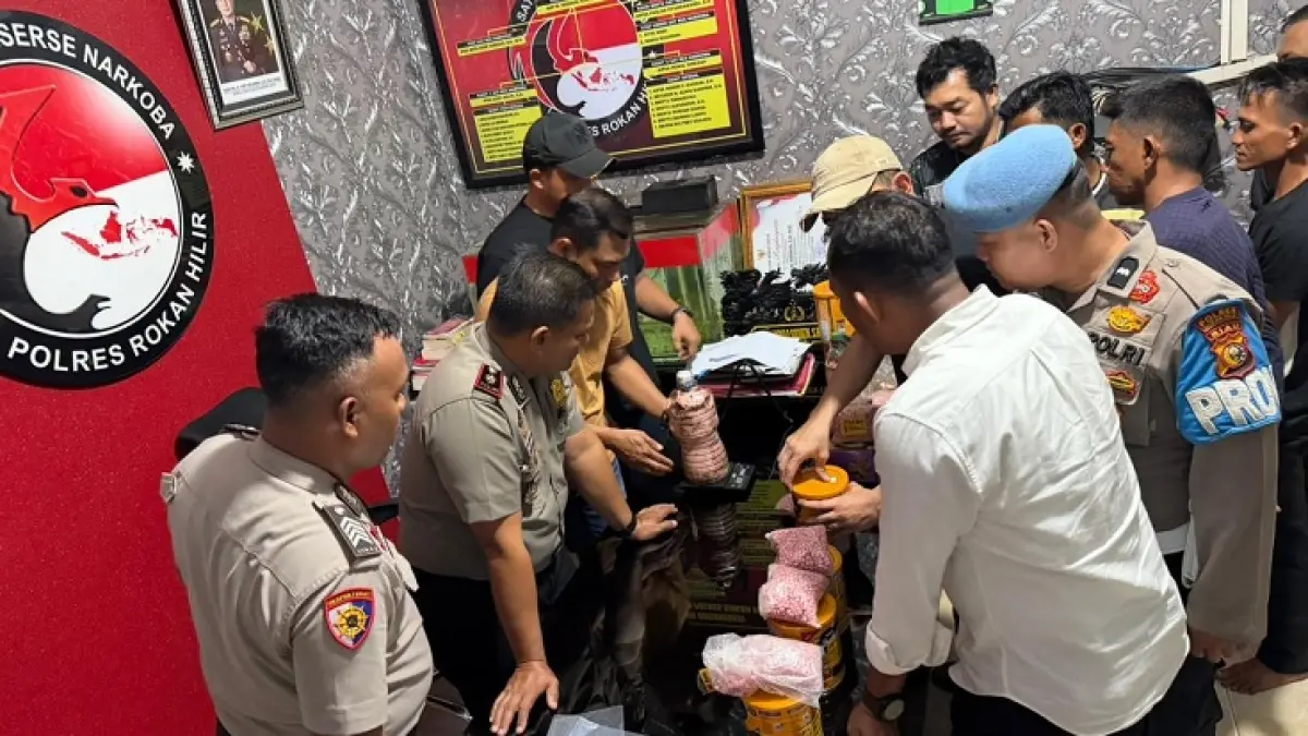 Personel polisi saat melakukan pemeriksaan barang bukti narkoba jenis ekstasi, baru-baru ini. (Dok. Humas Res Rohil).