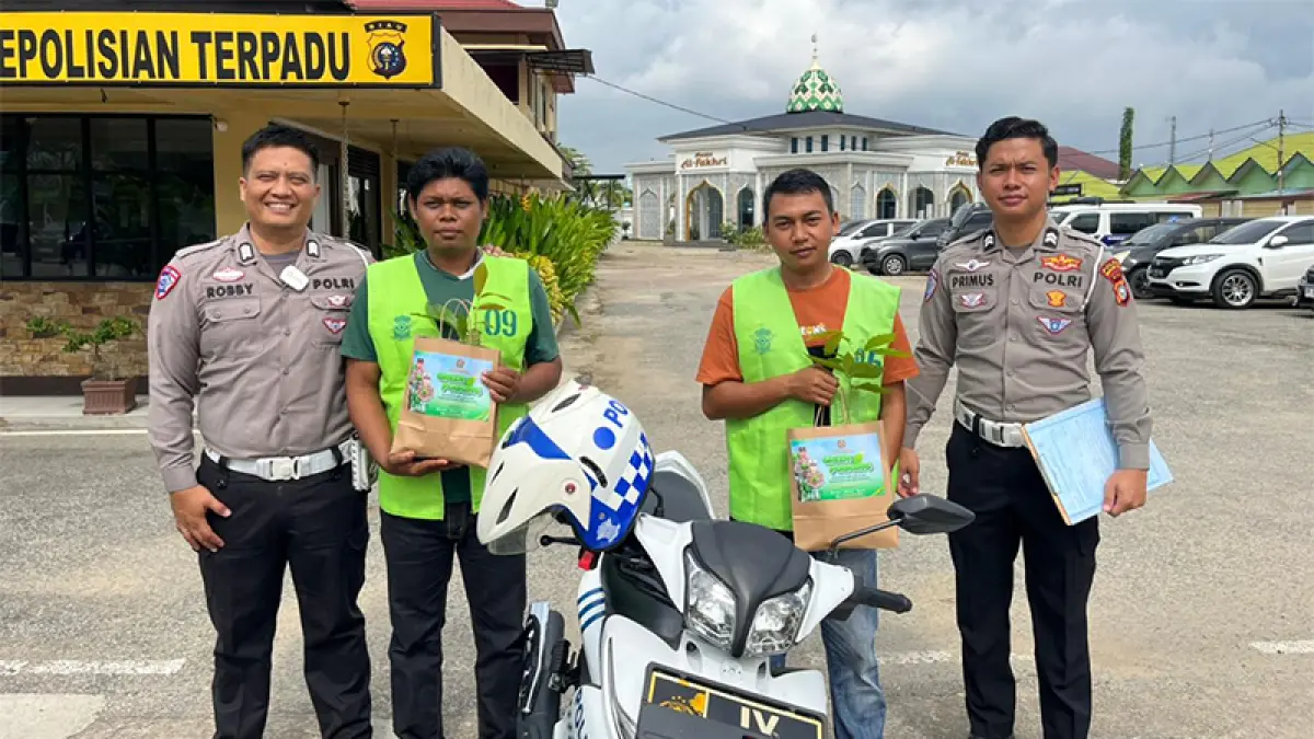 Personel Satlantas Polres Inhu foto bersama usai berikan bibit pohon kepada warga setelah mengikuti ujian pembuatan SIM, Selasa (12/5/2026). Foto Satlantas Polres Inhu