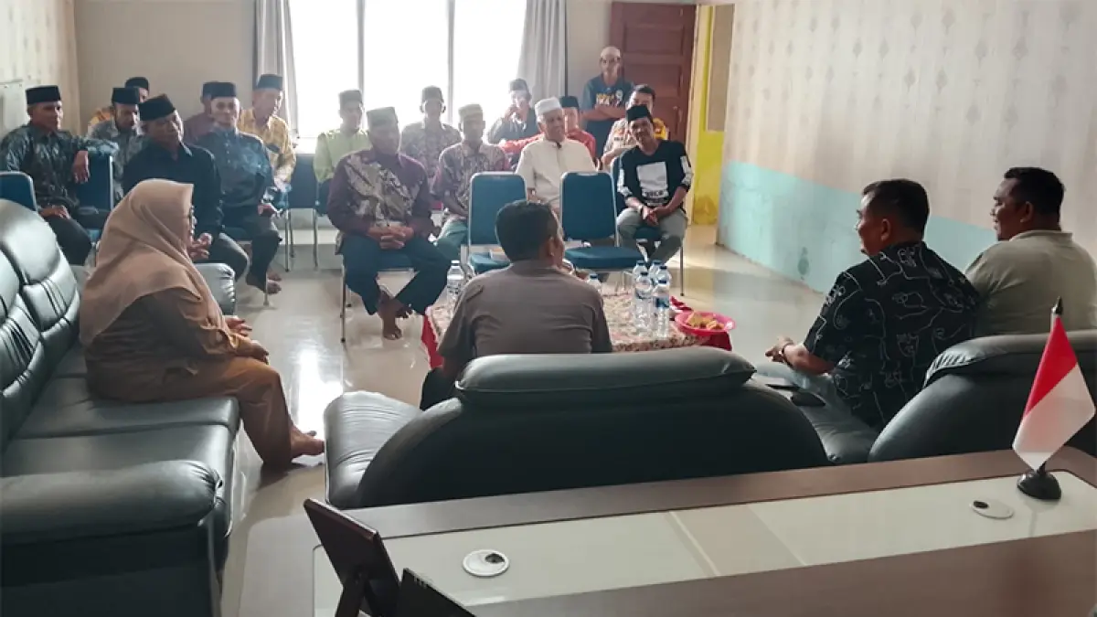Pertemuan polisi melibatkan tokoh masyarakat, ninik mamak, pemerintahan kepenghuluan di Rantau Kopar, baru-baru ini. (Dok. Humas Res Rohil)