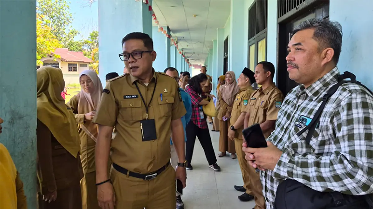 Plt Kadisdikpora Rohul Alreza Ahyu (kiri) mendampingi Tim Kemendikdas saat melakukan Verval SNT di SDN 028 Kecamatan Rambah, Selasa (12/5/2026). Foto Disdikpora Rohul untuk Riaupos.co.
