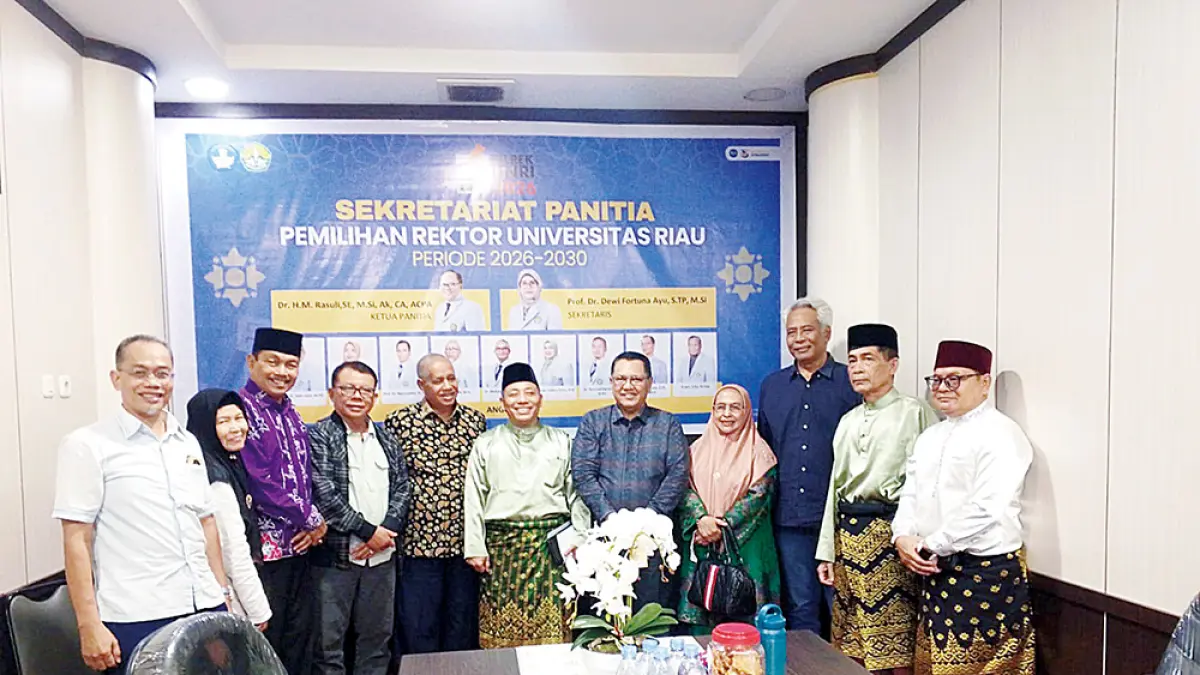 Prof Dr H Firdaus SH MH (tengah) foto bersama usai menyerahkan berkas bakal calon Rektor Unri 2026-2030, Senin (11/5/2026). (Herianto Baserah)
