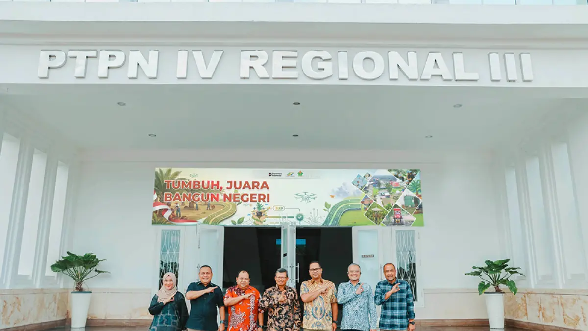  Region Head PTPN IV Regional III Riau Bambang Budi Santoso (tiga kanan) foto bersama dengan manajemen APGWI di kantor PTPN IV Regional III, beberapa waktu lalu. (Humas PTPN IV Regional III)
