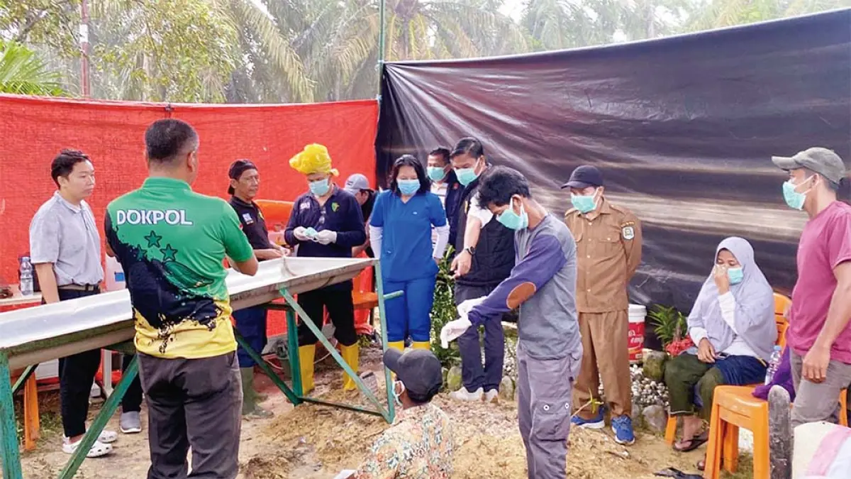 Tim Forensik Polda Riau dan Polres Siak saat melakukan pembongkaran makam FA di Desa Kerinci Kiri, Kecamatan Kerinci Kanan, Kabupaten Siak, Senin (11/5/2026). (POLRES SIAK UNTUK RIAU POS)