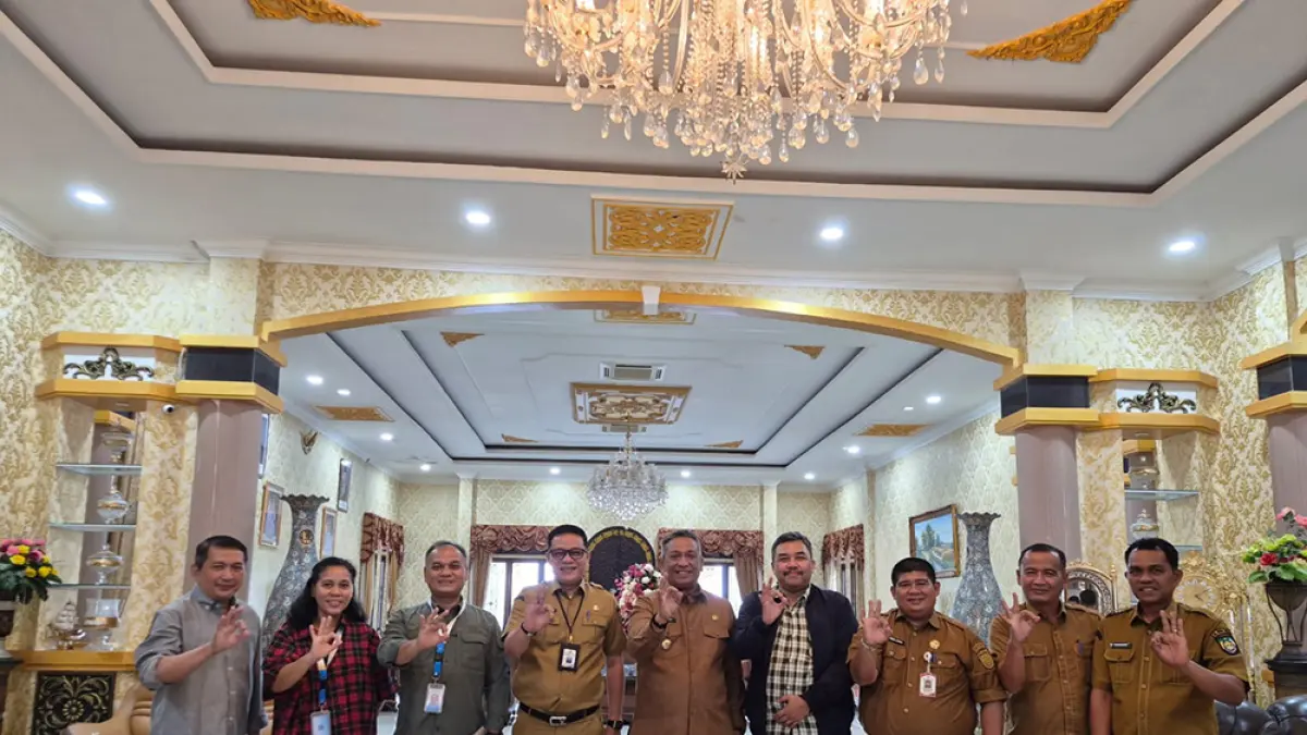 Bupati Rohul Anton foto bersama dengan Tim Kemendikdasmen, Plt Kadisdikpora Rohul Alreza Ahyu dalam acara silaturahmi di rumah dinas Bupati Rohul sebelum turun ke lapangan melakukan verifikasi dan validasi usulan sekolah nasional terintegrasi di Kecamatan Rambah, Selasa (12/5/2026). (Dinas Kominfo Rohul untuk Riau Pos)