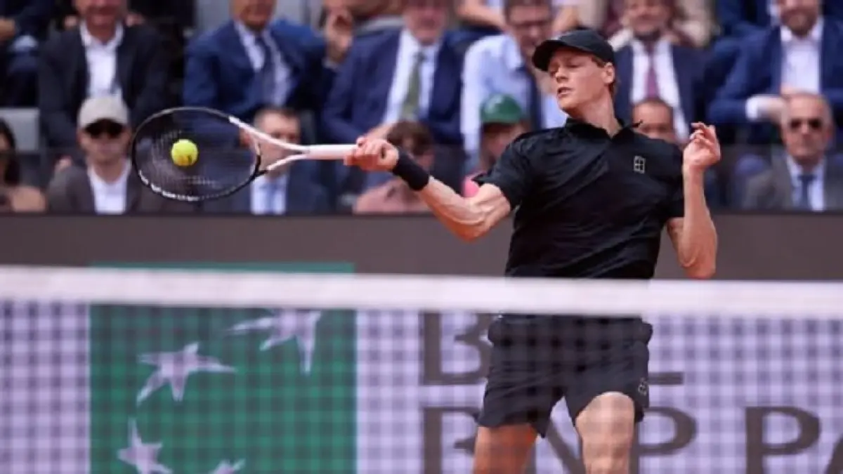 Jannik Sinner melakukan smash forehand dalam kemenangan straight-set atas Andrea Pellegrino untuk mencapai perempatfinal Italian Open dan menyamai rekor Novak Djokovic dengan kemenangan Masters Series ke-31 beruntun. (Emmanuele Ciancaglini/Ciancaphoto Studio/Getty Images)