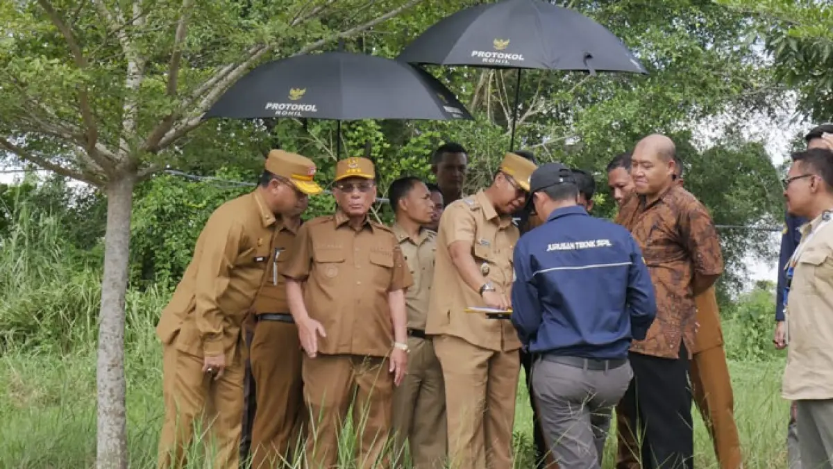 Tim dari Kemendikdasmen RI bersama Bupati Rohil H Bistamam, Wabup Jhony Charles, Sekdakab H Fauzi Efrizal dan sejumlah pihak meninjau lokasi lahan yang akan disiapkan untuk pembangunan sekolah terintegrasi di kawasan Batu Enam, Bagansiapiapi. (Diskominfotiks Rohil untuk Riaupos.co)