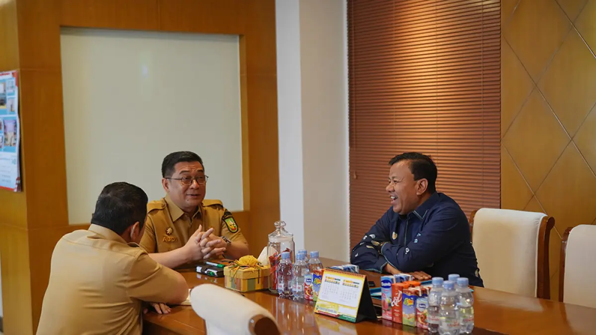Bupati Kuansing Dr H Suhardiman Amby MM melakukan pertemuan dengan Sekdaprov Riau Dr Syahrial Abdi terkait pelaksanaan MTQ Riau 2026, Selasa (12/5/2026).  (Kominfo Kuansing untuk Riau Pos)

