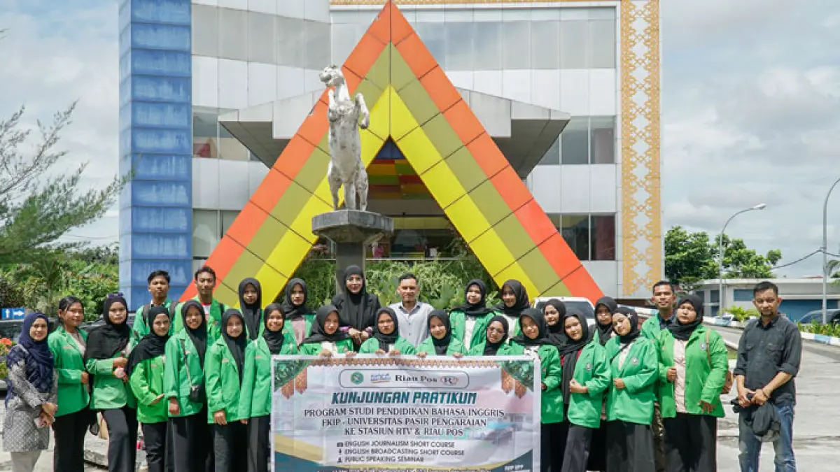 Dekan FKIP UPP Dr Pipit Rahayu Mpd (Tengah Baris Dua) dan Mahasiswa Program Studi Pendidikan Bahasa Inggris FKIP, Universitas Pasir Pangaraian berfoto bersama saat kunjungan ke Riau Pos dan RTV, Pekanbaru, Rabu (13/5/2026). (Mhd Akhwan/Riau Pos)