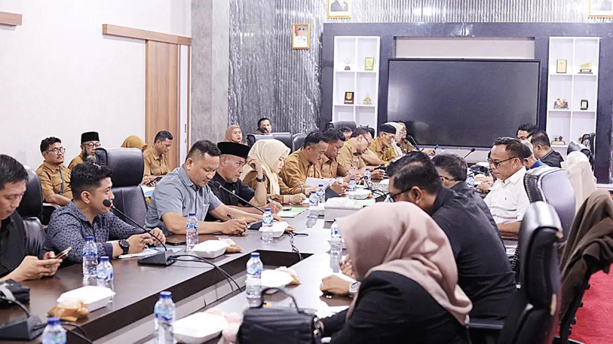 &nbsp;DPRD Kepulauan Meranti menggelar pertemuan dengan pihak terkait terhadap penertiban aktivitas panglong arang di Sekretariat DPRD Kepulauan Meranti, Selasa (12/5/2026). (wira saputra)